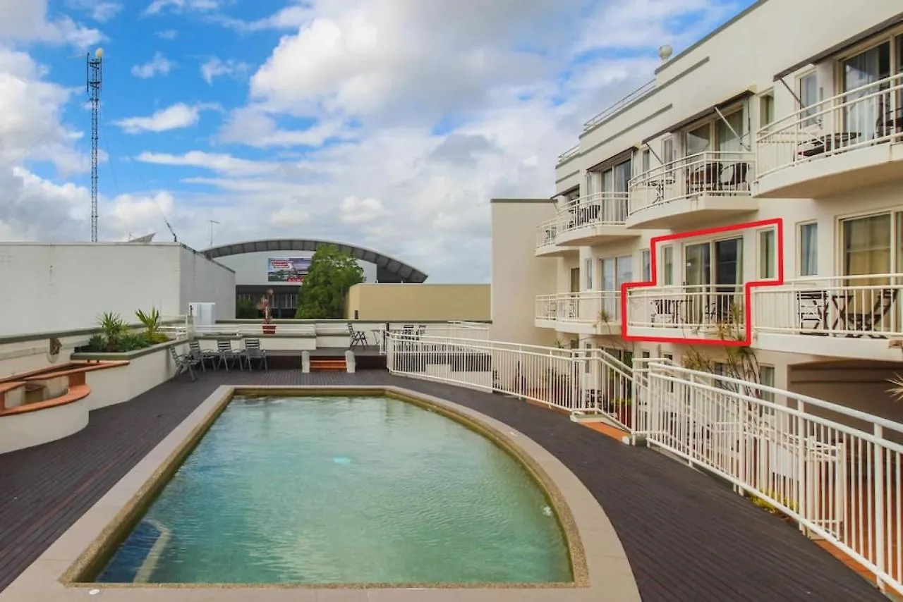 Inner City One Bedroom Apartment With Pool View 22 Cairns