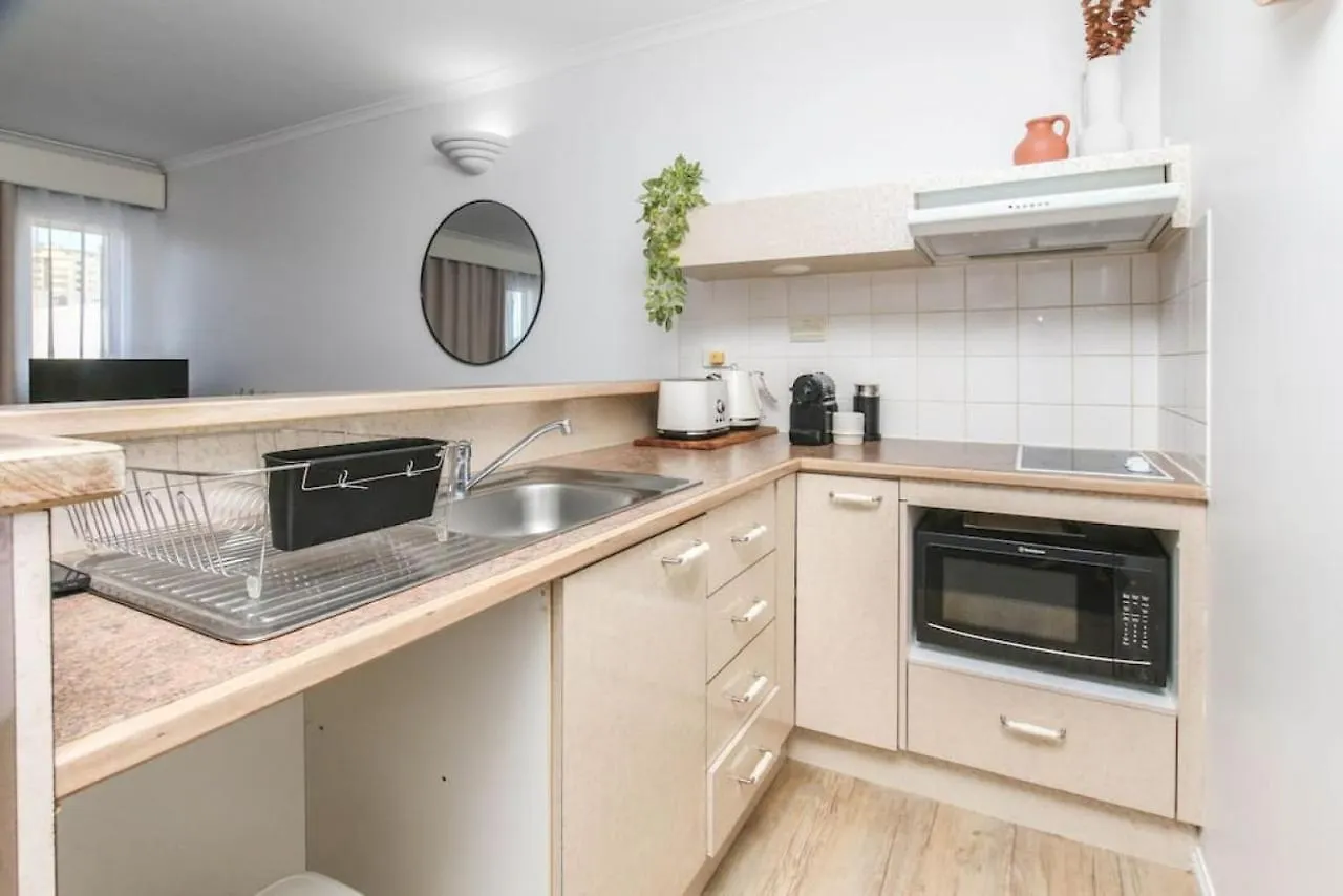 Inner City One Bedroom Apartment With Pool View 22 Cairns