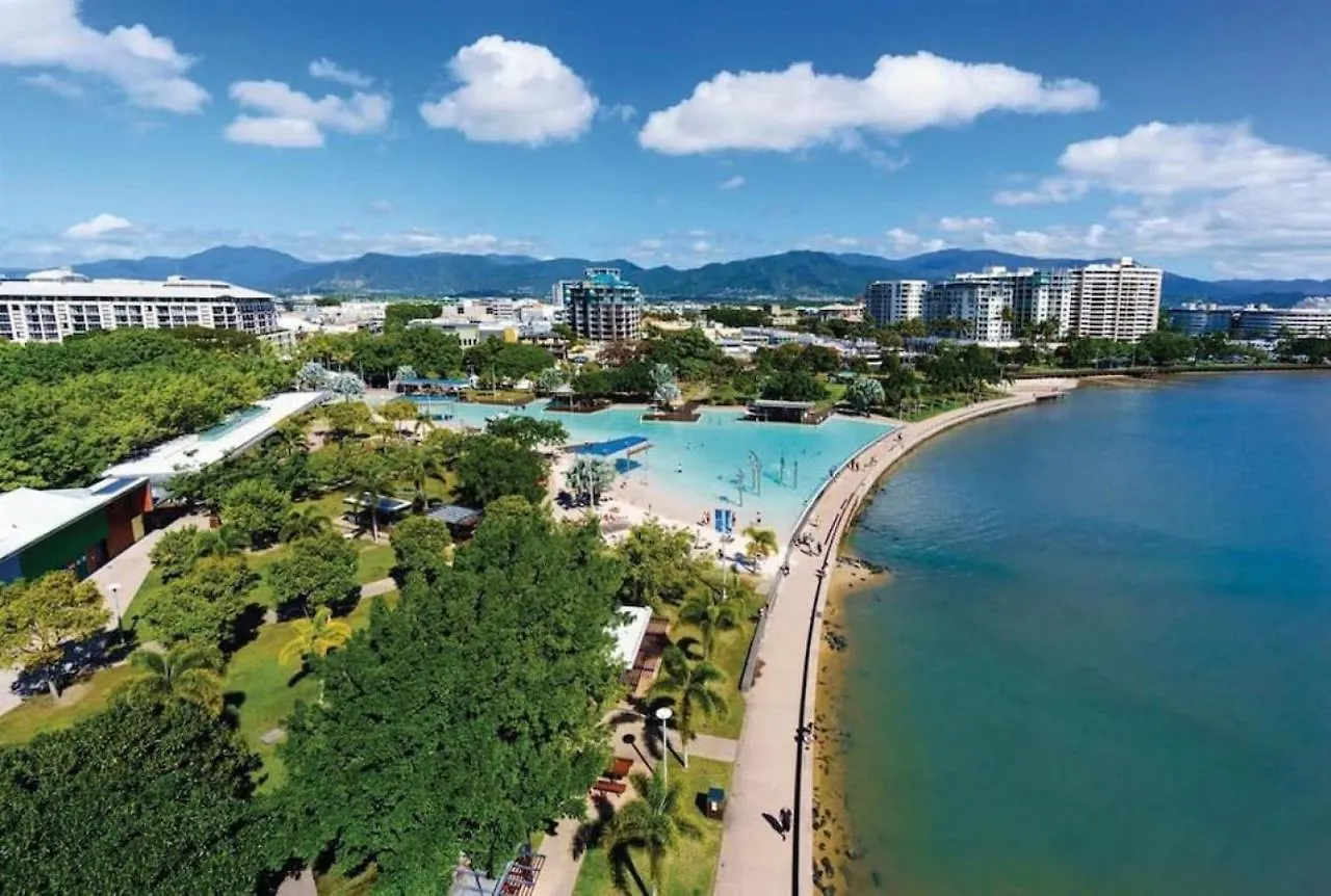 Inner City One Bedroom Apartment With Pool View 22 Cairns